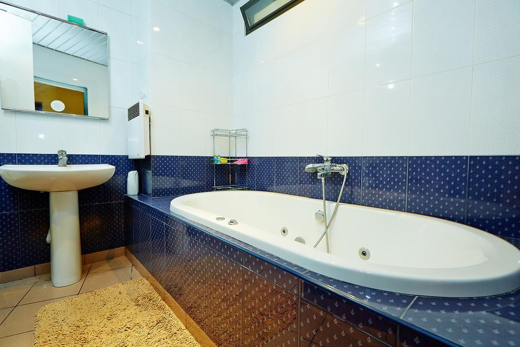 Apartment Deribasovskaya With Jacuzzi Одеса Екстер'єр фото